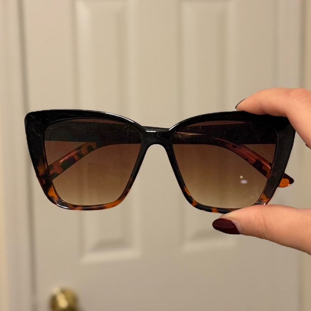 Tortoise Oversized Cat-eye Sunglasses - Picture 2 of 3
